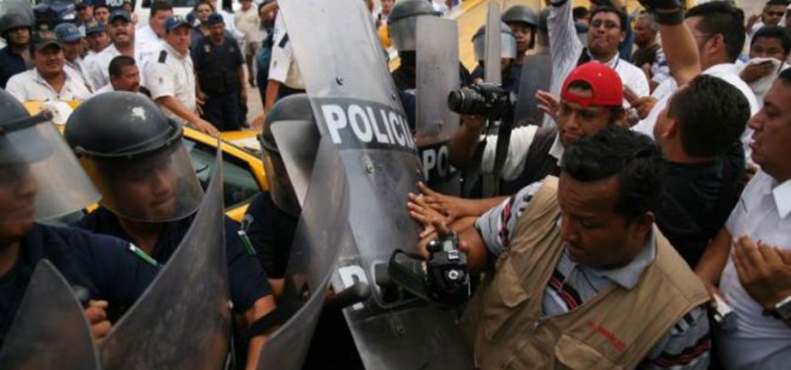 Periodistas agredidos en el Parlamento en Venezuela. Foto: El venezolano news